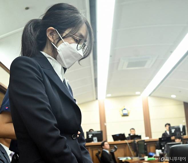 도이치모터스 주가조작, 통일교 청탁·뇌물 수수 의혹 혐의 등으로 구속기소 된 김건희 여사가 24일 오후 서울 서초구 서울중앙지방법원에서 열린 첫 재판에 출석하고 있다./사진=뉴시스