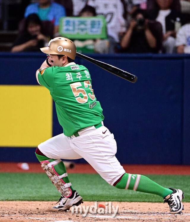 2025년 8월 1일 오후 서울 고척스카이돔에서 열린 '2025 신한 SOL뱅크 KBO 리그' 롯데 자이언츠와 키움 히어로즈의 경기. 키움 최주환이 6회말 무사 1.3루서 1타점 적시타를 치고 있다./마이데일리