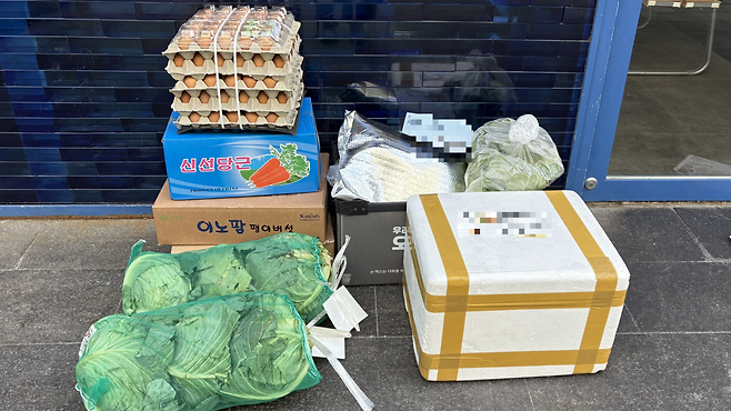 지난 11일 서울 서대문구 신촌역 인근 음식점 앞에 새벽배송 상품들이 놓여 있다. 박연수 기자