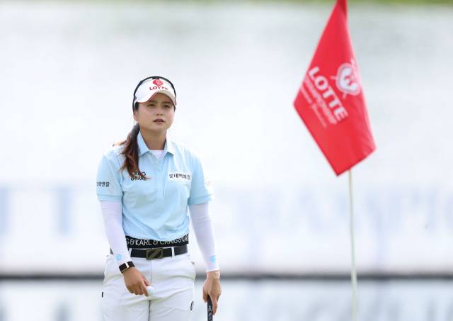퍼팅을 마치고 이동하고 있는 최혜진. 사진 제공=대홍 기획