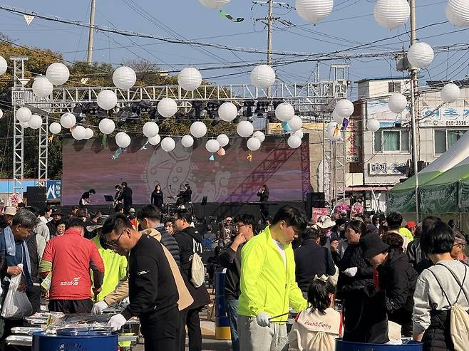 11월7일부터 9일까지 경북 영덕군 축산항 일대에서 열린 '제19회 물가자미축제'에서 방문객들이 시식하고 있다. ⓒ영덕군 제공 