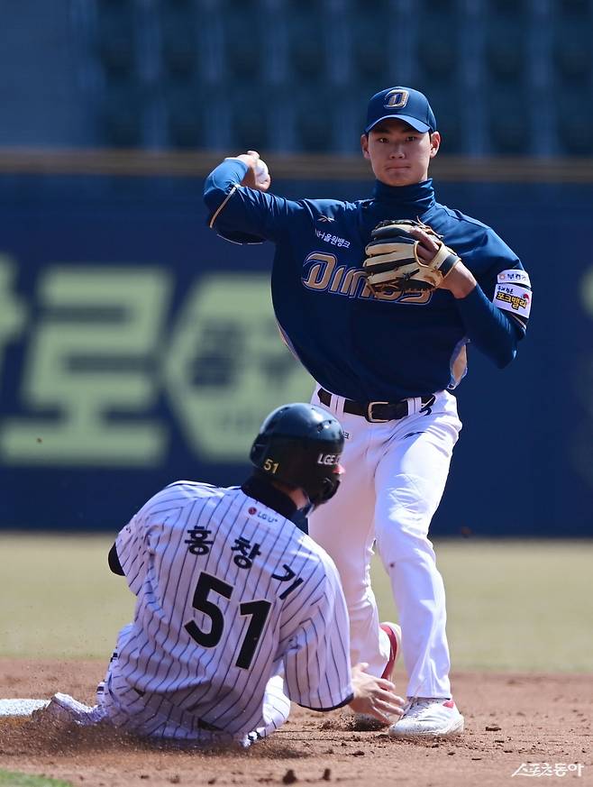 올해 골든글러브 유격수 부문은 NC 김주원(오른쪽), KIA 박찬호의 2파전으로 좁혀진 모양새다. 공격은 김주원, 수비는 박찬호의 우위라는 평가가 나오는 가운데 소속팀의 성적이 수상에 중요한 요소로 작용할 수 있다. NC 김주원. 스포츠동아 DB