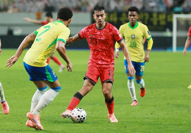 지난달 10일 서울 마포구 서울월드컵경기장에서 열린 한국과 브라질 축구 대표팀의 친선경기. 한국 옌스 카스트로프가 수비 돌파를 시도하고 있다. 연합뉴스