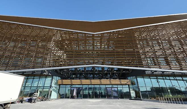 천안시 입장면에 건립된 대한민국 축구종합센터가 지난 10일 축구대표팀 훈련을 시작으로 ‘천안 시대’의 개막을 알린다. 기존의 파주트레이닝센터를 대신하는 이 곳은 14만 5000평 규모의 광대한 규모와 최신식 시설로 한국 축구의 미래를 뒷받침할 것이라는 기대를 받고 있다. 연합뉴스