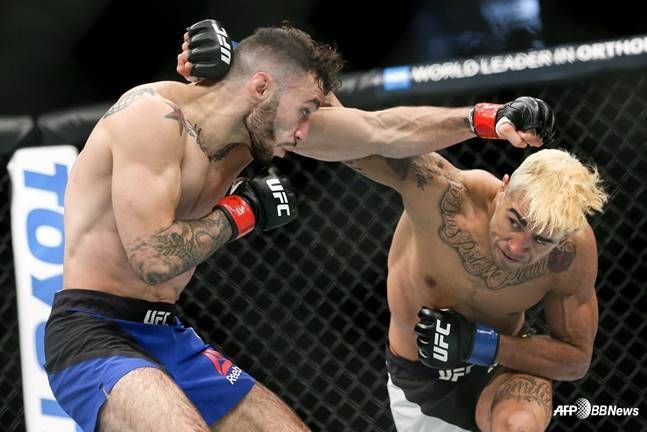 고도프레도 페페이(오른쪽)가 오른손 펀치를 날리고 있다. /AFPBBNews=뉴스1