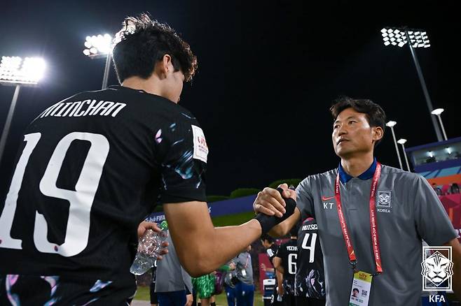 백기태(오른쪽) 대한민국 17세 이하(U-17) 축구대표팀 감독. /사진=대한축구협회 제공