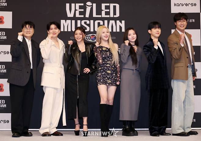 신용재, 기현, 에일리, 벨, 안지영, 폴킴, 최다니엘이 12일 오후 서울 양천구 목동 SBS에서 진행된 오디션 예능 '베일드 뮤지션' 제작발표회에 참석해 포즈를 취하고 있다. /2025.11.12 /사진=이동훈 photoguy@