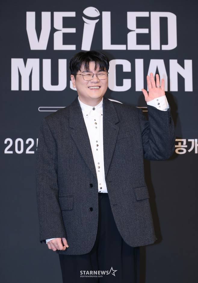 가수 신용재가 12일 오후 서울 양천구 목동 SBS에서 진행된 오디션 예능 '베일드 뮤지션' 제작발표회에 참석해 포즈를 취하고 있다. /2025.11.12 /사진=이동훈 photoguy@