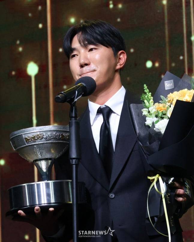 옥태훈이 12일 KPGA 제네시스 대상 시상식에서 수상자로 무대에 올라 있다. /사진=김진경 대기자