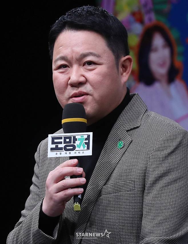 방송인 김구라가 22일 오후 서울 마포구 상암동 MBC 사옥에서 진행된 예능 '도망쳐: 손절 대행 서비스' 제작발표회에 참석해 인사말을 하고 있다. '도망쳐'는 다양한 인간관계 속 '몹쓸 인연'으로부터 도망치고 싶어도 도망치지 못한 이들을 위해 김구라, 김대호, 풍자가 대신 관계를 정리해 주는 토크쇼다. 매주 월요일 밤 9시 방송. 2024.01.22 /사진=김창현