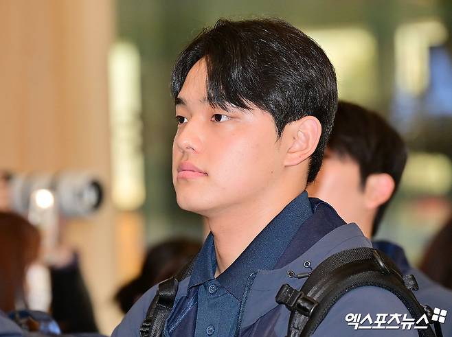 류지현 감독이 이끄는 야구 대표팀이 도쿄돔에서 진행되는 일본과의 평가전을 위해 12일 오후 김포국제공항을 통해 일본으로 출국했다. 문동주가 출국 수속을 하고 있다. 김포공항, 김한준 기자