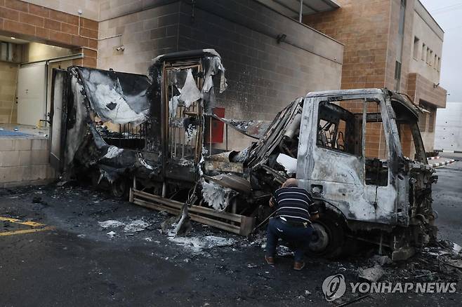 정착민 폭력에 불탄 자동차 (베이트리드 AFP=연합뉴스) 11일(현지시간) 요르단강 서안 베이트리드 마을에 침입한 유대인 정착민들이 자동차에 불을 지르는 등 폭력행위를 저질렀다. 2025.11.12 photo@yna.co.kr