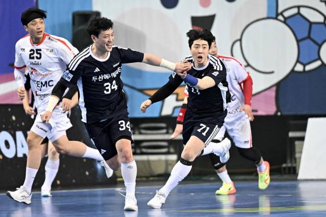 지난 시즌 경기 중 기뻐하고 있는 두산 강전구(왼쪽)와 김진호./한국핸드볼연맹/