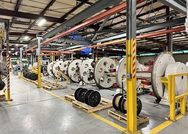 에식스솔루션즈 북미 공장 내 변압기용 특수 권선 설비.