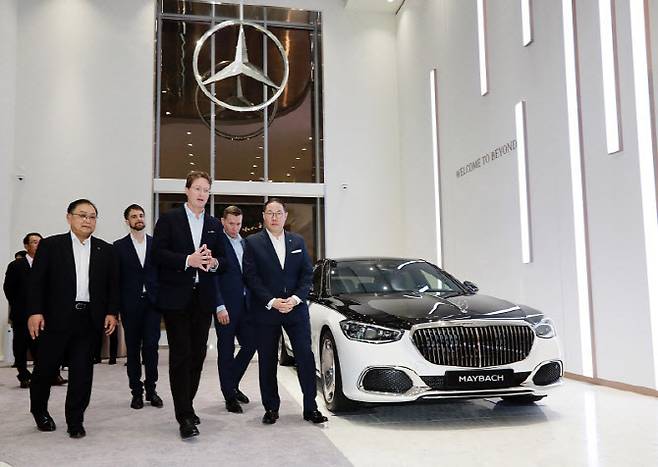 올라 칼레니우스 메르세데스-벤츠 그룹 AG 이사회 의장 겸 CEO가 13일 서울 압구정동 마이바흐 브랜드센터 서울을 둘러보고 있다. (사진=메르세데스-벤츠)