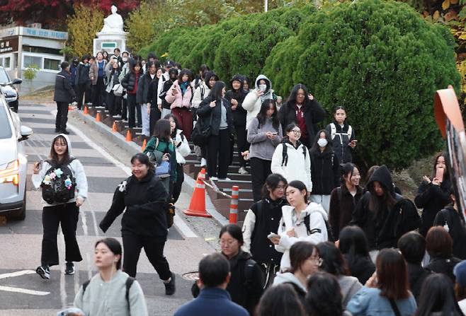 2026학년도 대학수학능력시험일인 13일 인천 중구 인일여자고등학교에서 수능 시험을 마친 수험생들이 시험장을 나오고 있다. (사진=뉴시스)