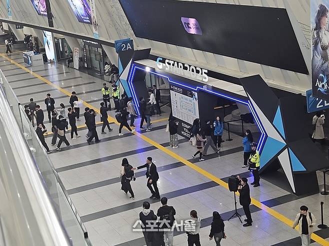 관람객들이 13일 부산 벡스코에서 열린 지스타 2025 첫날 행사를 즐기기 위해 행사장으로 입장하고 있다. 벡스코 | 강윤식 기자 skywalker@sportsseoul.com