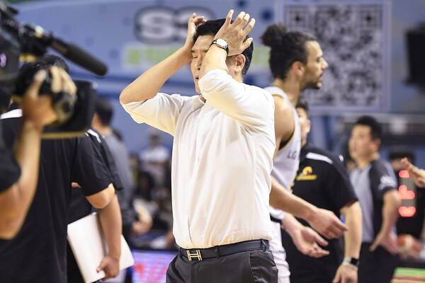 조상현 LG 세이커스 감독이 12일 서울 송파구에 위치한 잠실실내체육관에서 열린 2025~2026 LG전자 남자프로농구(KBL) 정규리그 2라운드 서울 삼성 선더스와 경기 중 고뇌하고 있다. /사진=KBL