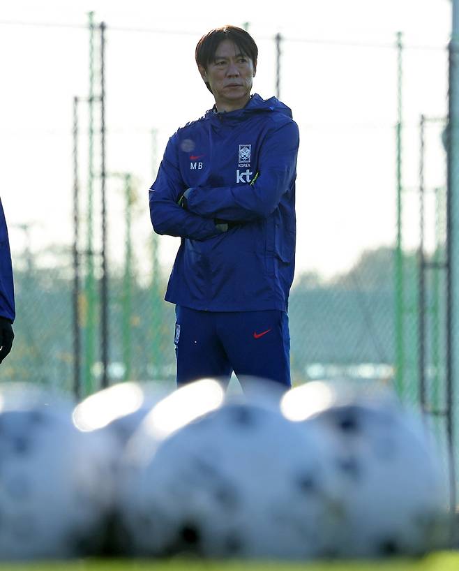 선수들 바라보는 홍명보
(천안=연합뉴스) 김준범 기자 = 10일 오후 충남 천안 대한민국축구종합센터에서 축구대표팀 홍명보 감독이 훈련하는 선수들을 바라보고 있다. 2025.11.10