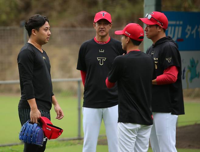 KIA 타이거즈 코치진과 대화하는 이마무라 노부타카(왼쪽). 사진제공=KIA 타이거즈