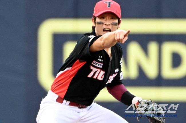 13일 잠실야구장에서 열린 KIA와 LG의 경기, 2회말 문보경의 내야땅볼 타구를 잡아 1루에서 잡아내는 박찬호의 모습. 잠실=허상욱 기자wook@sportschosun.com/2025.09.13/