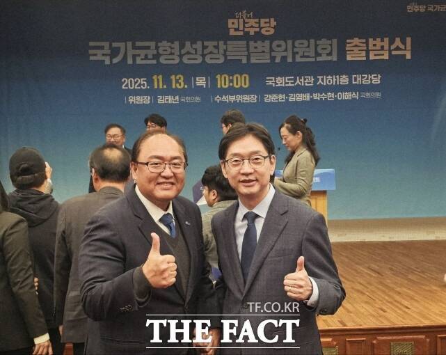 조상호 국가균형성장특별위원회 부위원장이 13일 김경수 전 경남도지사와 함께 기념촬영을 하고 있다. /조상호