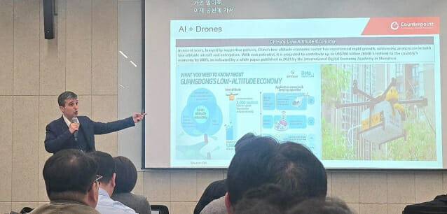 마크 아인슈타인 카운터포인트 애널리스트가 12일 '카운터포인트 2026 테크트랜드' 세미나에서 발표하고 있다. (사진=카운터포인트리서치)