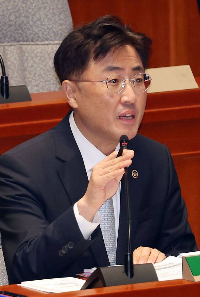 이진수 법무부 차관이 12일 국회에서 열린 예산결산특별위원회 전체회의에 출석해 있다. 연합뉴스