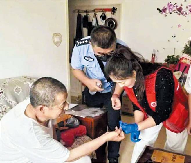 지난 9월 중국 내몽골 자치구 시린하오터시의 공안과 보건 당국이 소수민족 주민의 혈액을 채취하는 모습. 중국 정부는 베트남∙라오스 등에서 온 미등록 외국인에게는 지문과 혈액만 채취하지만, 탈북민으로부터는 홍채∙음성 등 민감한 생체 정보까지 수집하고 있는 것으로 나타났다. /극목신문