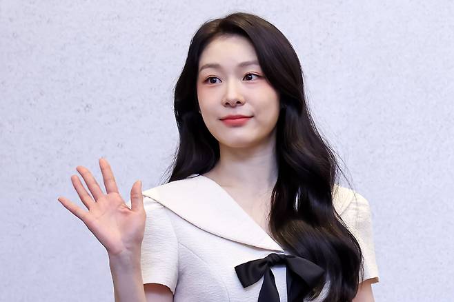 전 피겨스케이트 선수 김연아가 지난 21일 서울 강남구 인터컨티넨탈 서울 파르나스 호텔에서 열린 '쿠첸 123 밥솥 론칭 기념 미디어데이'에서 포즈를 취하고 있다./뉴스1