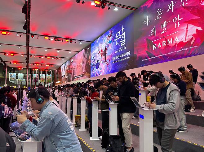 13일 부산 해운대구 벡스코(BEXCO)에서 열린 ‘지스타 2025’ 전시장 내 넷마블 부스 현장./김수정 기자