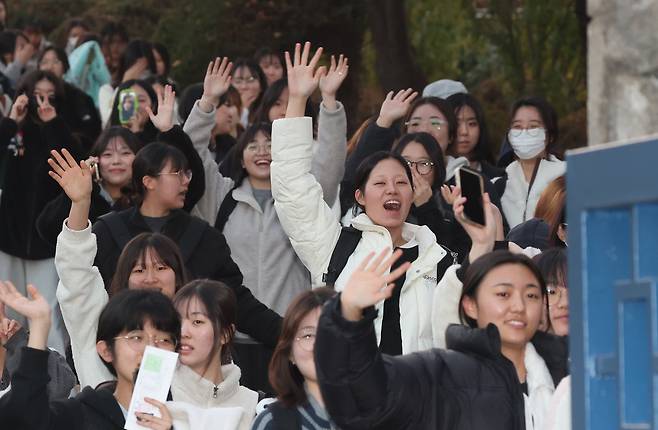 2026학년도 대학수학능력시험일인 13일 오후 경기도교육청 제30지구 제20시험장인 수원시 팔달구 영복여자고등학교에서 수험생들이 시험을 마치고 나오고 있다. 2025.11.13/뉴스1 ⓒ News1 김영운 기자