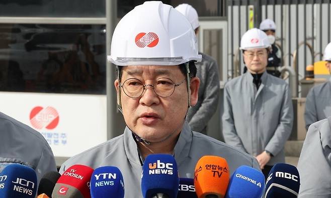 울산화력발전소 보일러 타워 붕괴 사고 8일째인 13일 오전 한국동서발전 권명호 사장(가운데)과 임원진이 발전소 후문 앞에서 사고 후 처음으로 입장을 발표하고 있다. 연합뉴스