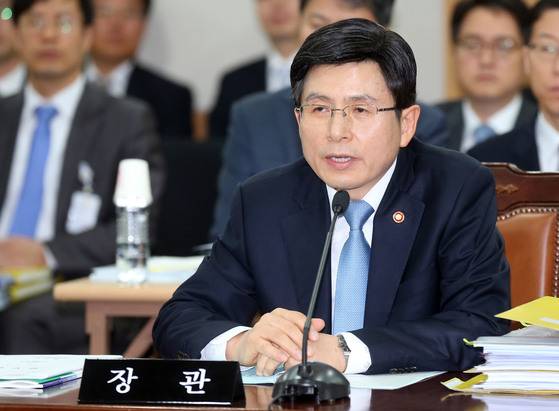 2013년 당시 황교안 법무부 장관은 국정원 댓글 사건과 관련 원세훈 전 국정원장에 대한 기소에 제동을 걸며 수사 외압 논란을 빚었다. 중앙포토