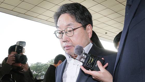 노만석 검찰총장 권한 대행은 11일 하루 휴가를 내고 자택에서 칩거하며 거취를 고심했다. 이후 12일 출근해 대검 부장단과의 회의 등을 거쳐 사의를 표명했다. 뉴스1