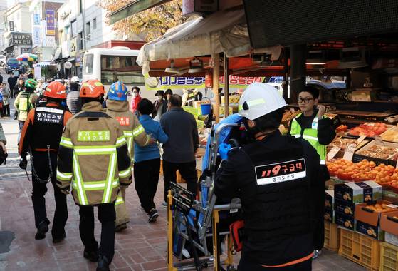 13일 경기 부천 오정구 원종동 제일시장에서 60대 남성 A씨가 몰던 1톤 트럭이 돌진하는 사고가 발생해 소방 관계자들이 피해입은 시민들을 구조하고 있다. 뉴스1
