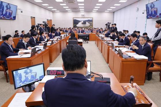 어기구 위원장이 7일 서울 여의도 국회에서 열린 농림축산식품해양수산위원회 전체회의에서 부산 해양수도 이전기관 지원에 관한 특별법을 통과시키고 있다. 뉴스1