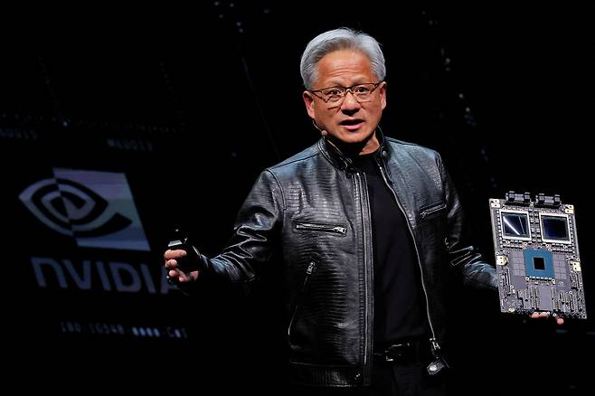 젠슨 황 엔비디아 최고경영자(CEO)가 지난해 6월2일 대만 타이베이 국립대만대 종합체육관에서 한 ‘컴퓨텍스 2024’ 기조연설에서 2개의 블랙웰 GPU와 그레이스 CPU가 탑재된 AI 칩 제품을 선보이고 있다. 연합뉴스