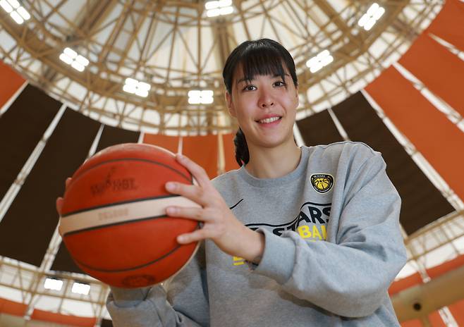 한국 여자농구 에이스 박지수가 13일 충남 천안시 KB국민은행 천안연수원 농구 코트에서 포즈를 취하고 있다. 2025.11.13. 정지윤 선임기자