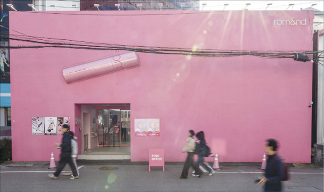 성수동은 지금 뷰티 플래그십 전쟁터다. 저마다 브랜드 정체성을 담은 외관으로 눈길 사로잡기 경쟁 중이다. 사진 위에서부터 라카 플래그십 스토어, 퓌 아지트 성수, 롬앤 핑크오피스. (윤관식 기자)