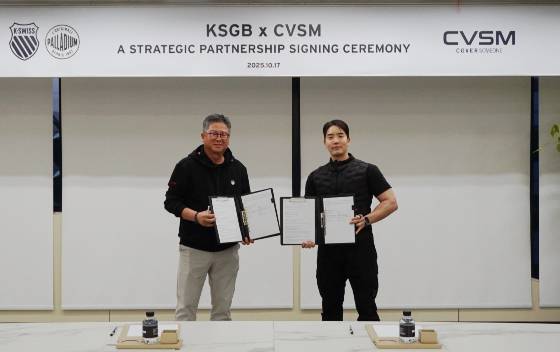 이재호 커버써먼 대표(사진 오른쪽)가 KP글로벌과 업무협약을 체결하고 기념촬영 중이다/사진제공=커버써먼