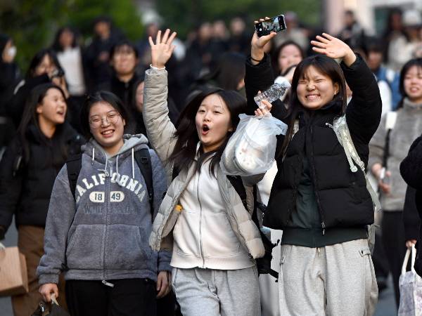 2026학년도 대학수학능력시험(수능) 예상 등급컷이 발표됐다. 사진은 2026학년도 수능이 종료된 13일 오후 광주 남구 봉선동 동아여고(26지구 제32시험장)에서 수능을 마친 수험생들이 환호하고 있는 모습. /사진=뉴시스