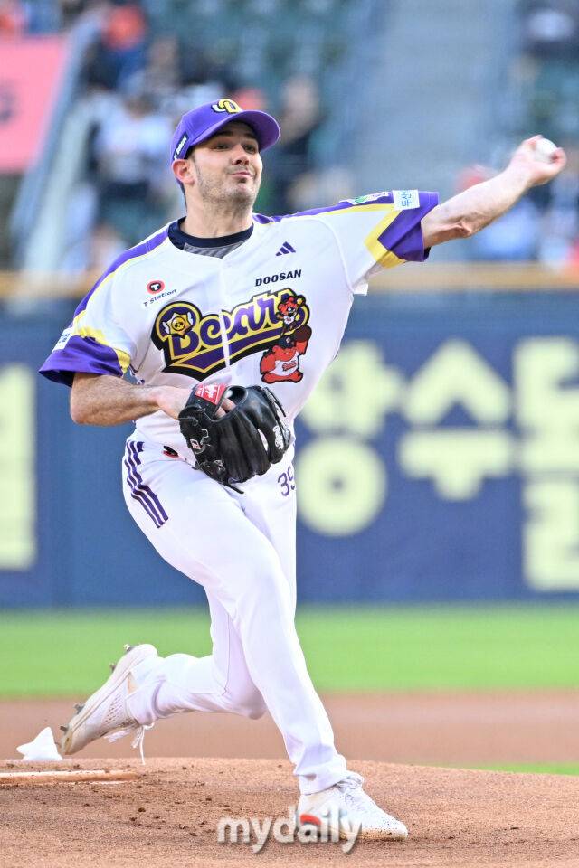7일 서울 잠실야구장에서 열린 '2025 신한 SOL BANK KBO리그' LG 트윈스와 두산 베어스 경기. 두산 잭로그가 선발 투수로 마운드에 올라 힘차게 투구하고 있다./마이데일리
