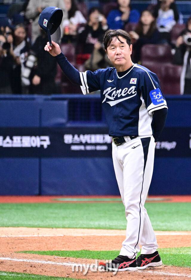 9일 오후 서울 구로구 고척스카이돔에서 진행된 '2025 NAVER K-BASEBALL SERIES' 대한민국-체코와의 평가전 경기. 대한민국 류지현 감독과 선수단이 11-1로 승리한 뒤 관중들에게 인사를 하고 있다./마이데일리
