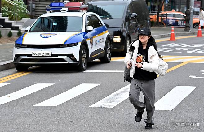 2026학년도 대학수학능력시험일인 13일 오전 서울 중구 이화여자외국어고등학교 정문에서 한 수험생이 다급히 고사장에 들어서고 있다. 2026학년도 대학수학능력시험(수능)은 이날 오전 8시 40분 전국 85개 시험지구, 1310개 시험장에서 일제히 시작됐다. 이번 수능은 전년보다 3만 1000여 명 늘어난 총 55만 4000여 명이 지원했으며, 출산율이 높았던 2007년생 수험생들이 대거 늘어 총응시자 수는 2019학년도(59만 4924명) 이후 7년 만에 가장 많은 것으로 나타났다. 임세준 기자