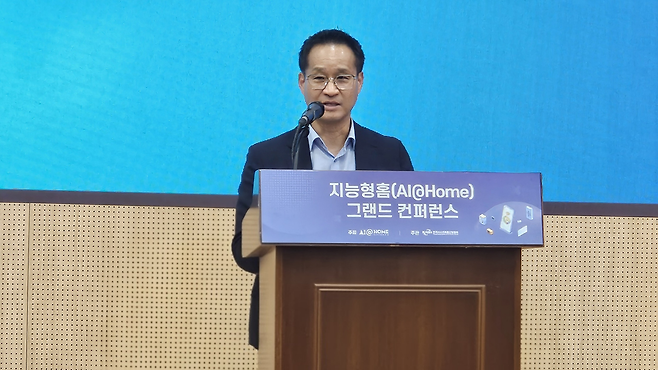 최승범 한국AI스마트홈산업협회 회장(삼성전자 디바이스플랫폼센터장(부사장))은 13일 서울 강남구 한국과학기술회관에서 열린 ‘지능형 홈 그랜드 컨퍼런스’에 참여해 연결을 넘어 협력을 강조했다. 박지영 기자.