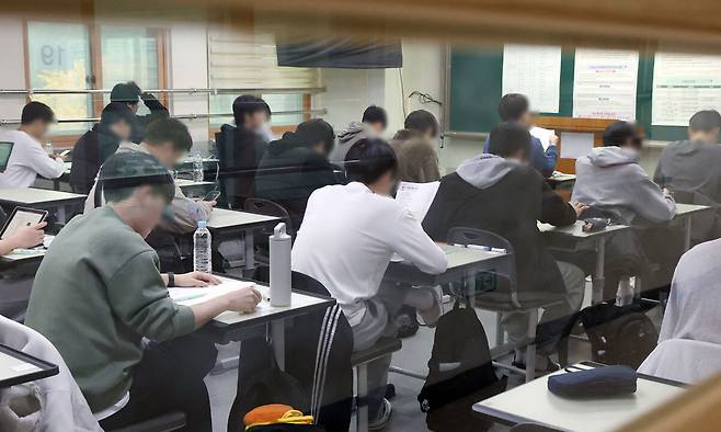2026학년도 대학수학능력시험일인 13일 오전 경기도교육청 제30지구 제17시험장인 수원시 영통구 효원고등학교에서 수험생들이 시험 준비를 하고 있다. 연합