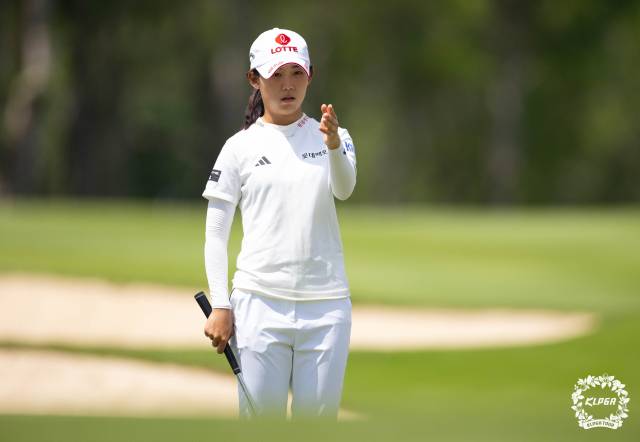 그린 경사를 파악하고 있는 황유민. 사진 제공=KLPGA