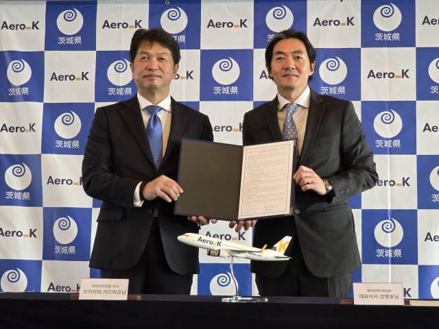 오이가와 카즈히코 이바라키현 지사(왼쪽)와 강병호 에어로케이 대표가 13일 서울 중구 롯데호텔에서 열린 일본 이바라키현의 에어로케이 취항 발표 기자회견에서 업무협약을 체결한 뒤 포즈를 취하고 있다. 연합뉴스