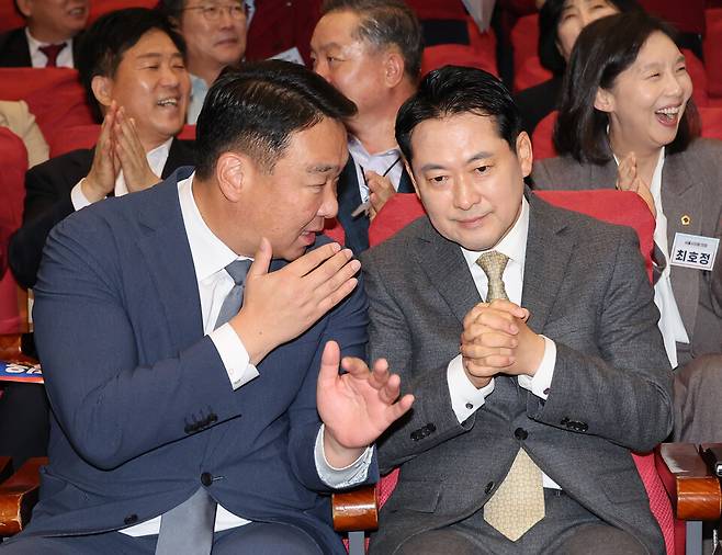 10월27일 서울 여의도 국회 의원회관에서 열린 국민의힘 전국 광역의원 및 강원도 기초의원 연수에서 장동혁 국민의힘 대표가 정희용 사무총장의 말을 듣고 있다. ⓒ연합뉴스